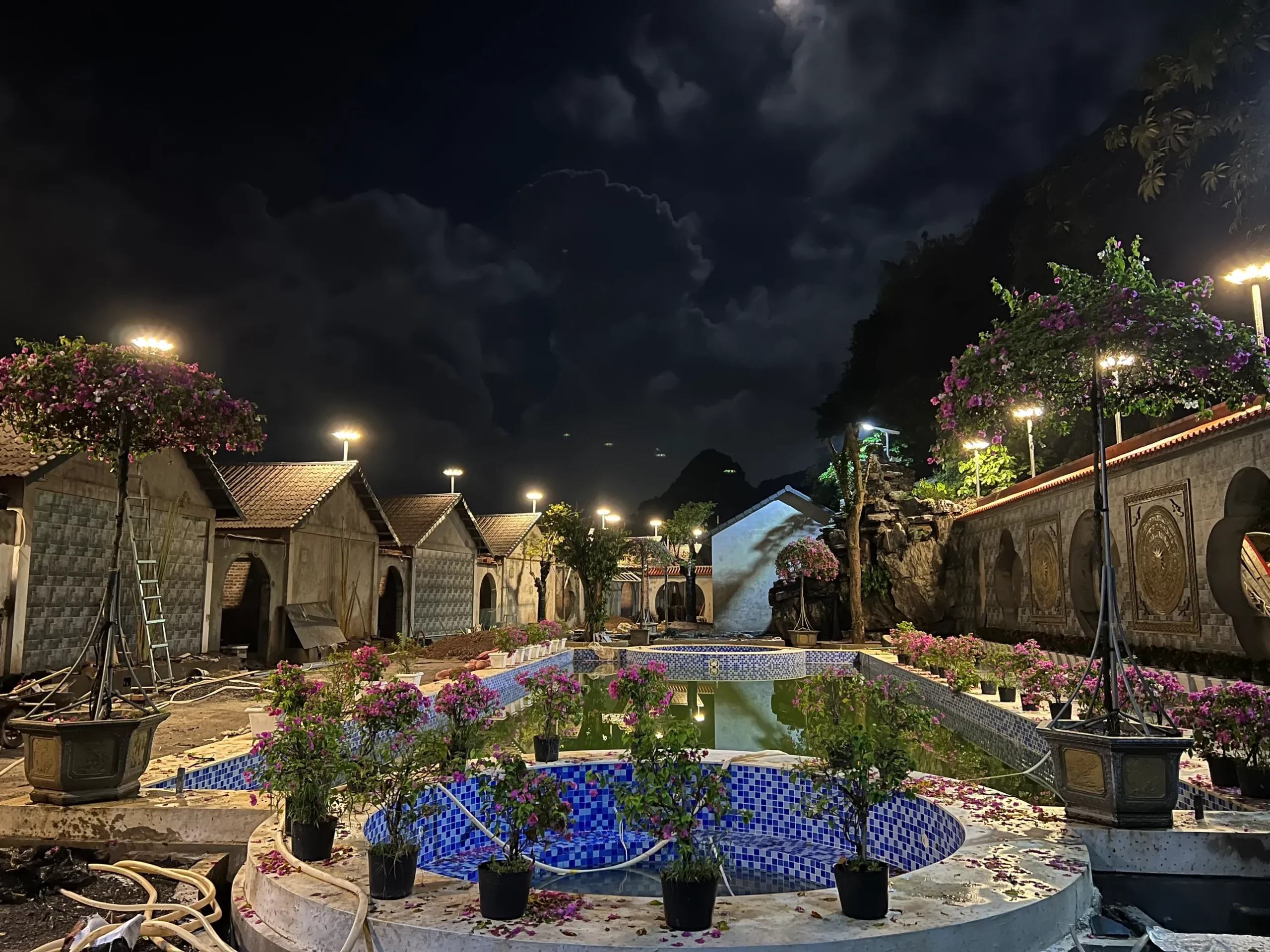 đèn ufo năng lượng mặt trời